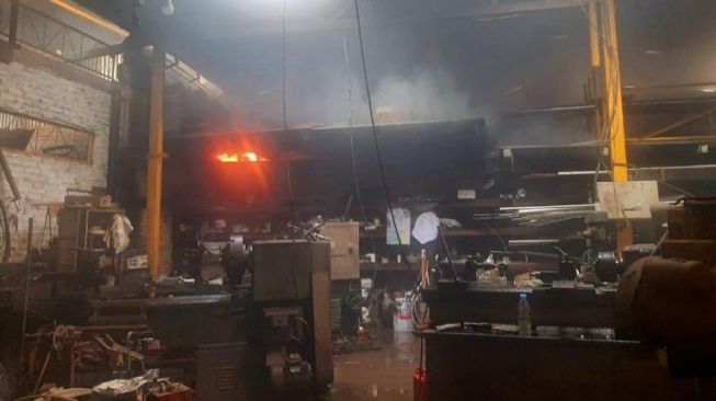 Diduga Korsleting Listrik, Sebuah Ruangan Pabrik Furnitur di Wirosaban Terbakar