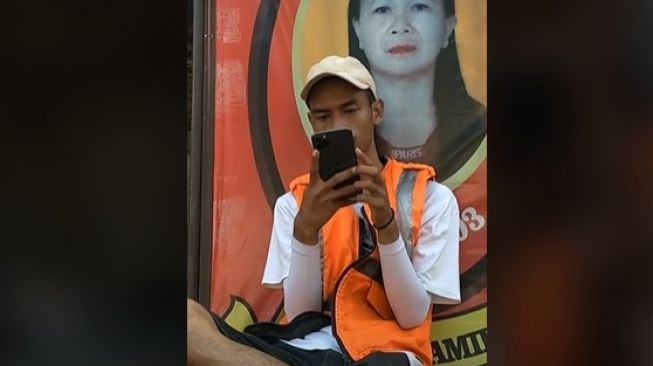 Juru Parkir di Warung Ayam Geprek Bu Rum Pakai iPhone, Netizen Sebut Intel Nyamar