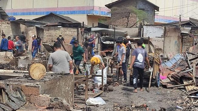 Pedagang Korban Kebakaran Pasar Ciputat Mulai Mengais Sisa Dagangan, Bu RT: Polisinya Kelamaan