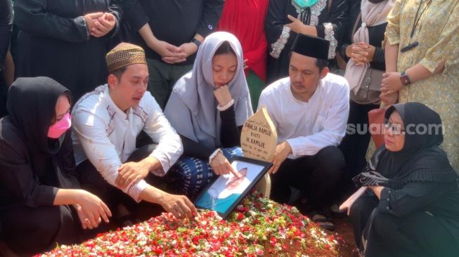 Azani Jenazah Ibunya di Liang Lahat, Kiki Farrel Nangis Sesenggukan