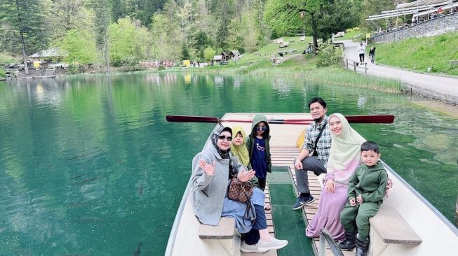 Oki Setiana Dewi dan Keluarga Liburan di Swiss, Begini 7 Potret Serunya