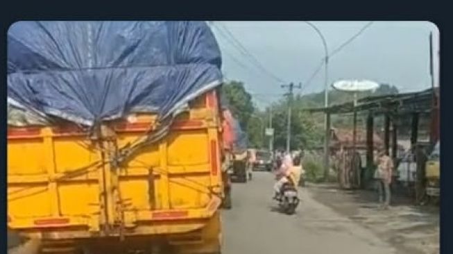 Potret Antrian Panjang Truk Pengangkut Sampah Setelah TPST Piyungan Dibuka (Twitter/@Upil_Jaran2).