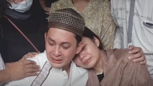 Kiki Farrel menangis di samping jenazah ibunya [YouTube/ Intens Investigasi]