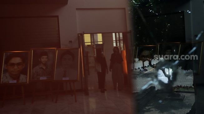 Refleksi pengunjung memasuki Museum Tragedi 12 Mei 1998 Universitas Trisakti, Jakarta, Kamis (12/5/2022). [Suara.com/Angga Budhiyanto]