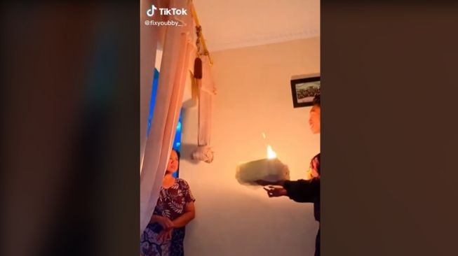 Lilin kue ulang tahun yang bikin salfok warganet. [TikTok]