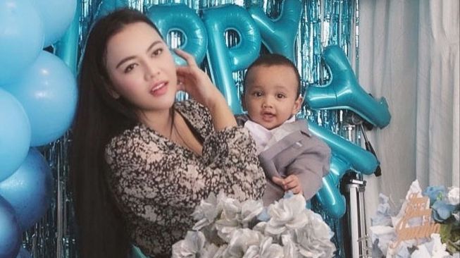 Ratu Rizky Nabila bersama putranya, Jewanio Rizky Abbaz. [Instagram]