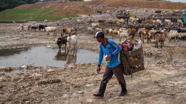 Warga mencari barang bekas di Tempat Pembuangan Sampah Terpadu (TPST) Piyungan, Bantul, DI Yogyakarta, Kamis (12/5/2022). ANTARA FOTO/Hendra Nurdiyansyah