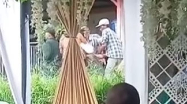 Viral Pria Ngamuk di Pernikahan Mantan, Netizen: Duh Mas Malu-maluin