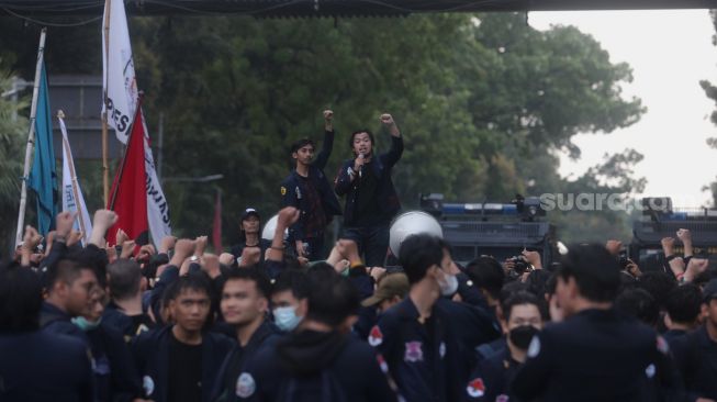 Sejumlah massa mahasiswa Universitas Trisakti menggelar aksi unjuk rasa memperingati Tragedi Trisakti 1998 di kawasan Patung Kuda Arjuna Wiwaha, Jakarta, Kamis (12/5/2022). [Suara.com/Angga Budhiyanto]