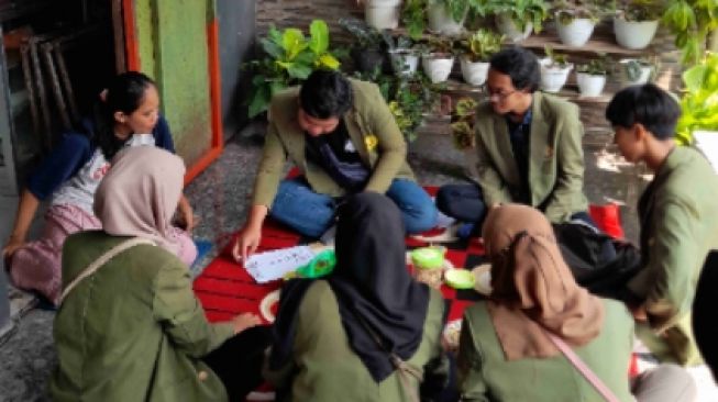 Mahasiswa KKN 141 UPNVJT Dampingi Digital Marketing UMKM di Plosokerep