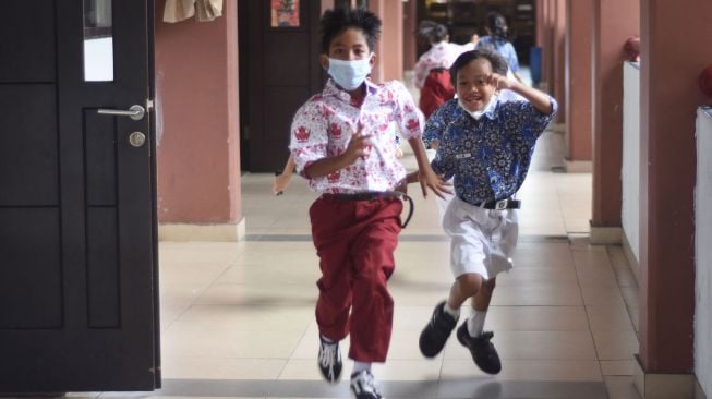 Sejumlah murid bermain disela menunggu dimulainya kegiatan belajar di SDN Lenteng Agung 07, Jakarta, Kamis (12/5/2022). ANTARA FOTO/Indrianto Eko Suwarso