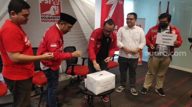 PSI menggagas gerakan Koin untuk gorden rumah dinas DPR RI. (Suara.com/Bagaskara)