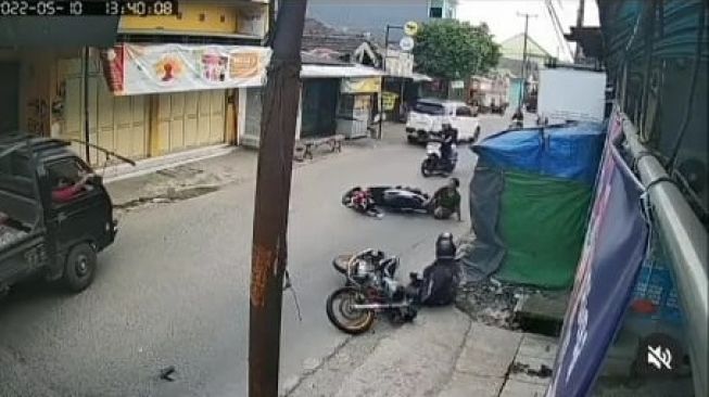 Emak-emak jatuh dari motor ditabrak pengendara di Banten (Instagram/@kriminalupdat).
