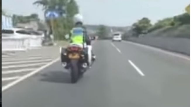 Viral Emak-emak Komentari Polisi Kendarai Motor Masuk Tol, Publik: Ibu Siapa Ini?