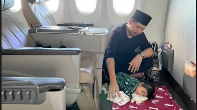 Viral, Anak Tretan Muslim Lesehan di Pesawat, Warganet: Casingnya Ibu, Mesinnya Bapak