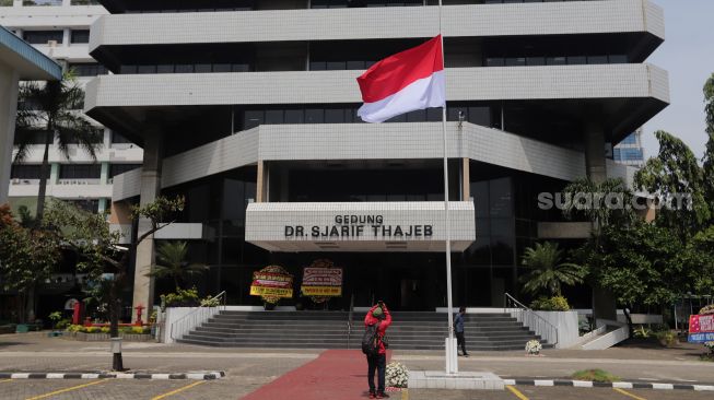 Pengunjung mengambil gambar bendera Merah Putih yang dikibarkan setengah tiang saat peringatan Tragedi Trisakti 12 Mei 1998 di Universitas Trisakti, Jakarta, Kamis (12/5/2022). [Suara.com/Angga Budhiyanto]