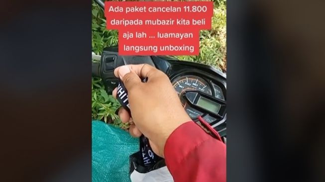 Momen kurir membuka paket COD yang telah dibatalkan konsumen. (TikTok)