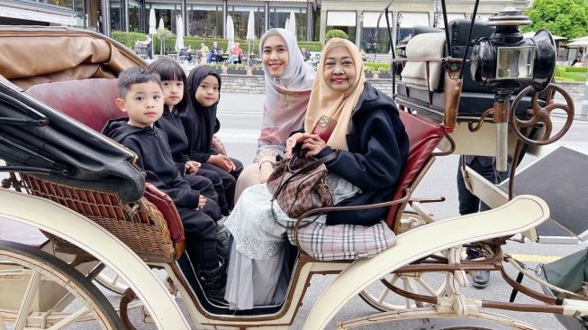 Oki Setiana Dewi bersama ibu dan anak-anaknya naik delman di Kota Interlaken, Swiss. [Instagram]