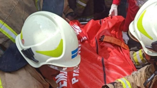 Petugas Damkar Jakarta Timur mengevakuasi jenazah korban kebakaran di Pulo Gadung, Kamis (12/5/2022). [Dok. Gulkarmat Jakarta Timur]