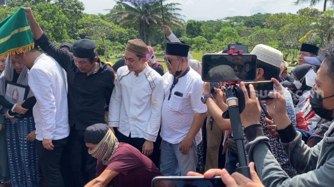 Kiki Farrel mengantar jenazah ibunya, Dahlia Ramli, ke tempat peristirahatan terakhir [Suara.com/Adiyoga Priyambodo]