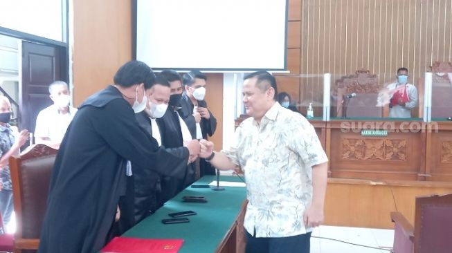 Terdakwa Irjen Napoleon Bonaparte (kanan) setelah nota keberatan atau eksepsinya ditolak oleh majelis hakim PN Jakarta Selatan. (Suara.com/Arga)