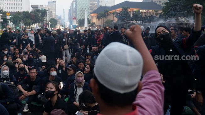 Sejumlah massa mahasiswa Universitas Trisakti menggelar aksi unjuk rasa memperingati Tragedi Trisakti 1998 di kawasan Patung Kuda Arjuna Wiwaha, Jakarta, Kamis (12/5/2022). [Suara.com/Angga Budhiyanto]