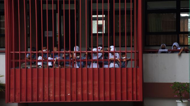 Sejumlah murid menunggu dimulainya kegiatan belajar di SDN Lenteng Agung 07, Jakarta, Kamis (12/5/2022). ANTARA FOTO/Indrianto Eko Suwarso