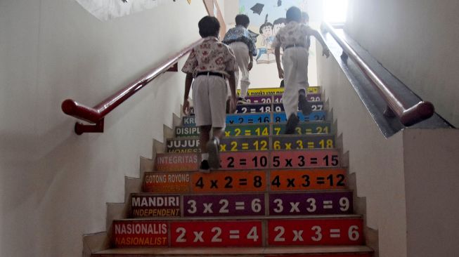 Sejumlah murid menaiki tangga menuju ruang kelasnya di SDN Lenteng Agung 07, Jakarta, Kamis (12/5/2022). ANTARA FOTO/Indrianto Eko Suwarso