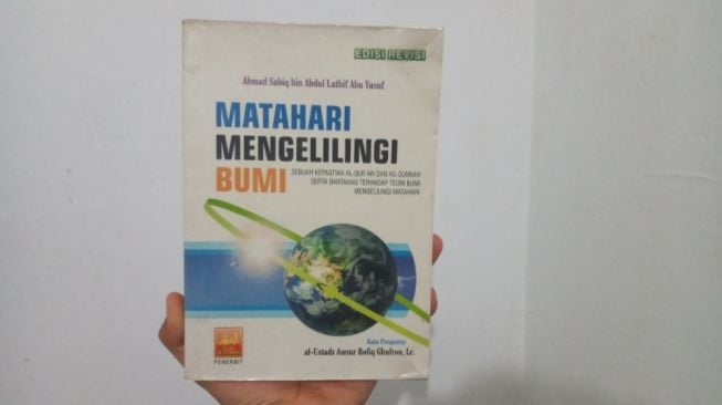 Kontroversi Buku Matahari Mengelilingi Bumi