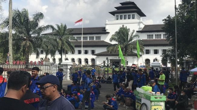 Ribuan Buruh Tuntut Ridwan Kamil Batalkan Kepgub UMK 2022