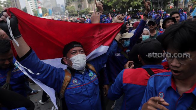 Sejumlah massa buruh melakukan aksi unjuk rasa di kawasan Patung Kuda Arjuna Wiwaha, Jakarta, Kamis (12/5/2022). [Suara.com/Angga Budhiyanto]