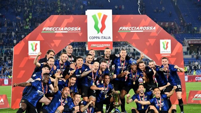 Para pemain Inter merayakan dengan trofi pemenang setelah Inter memenangkan pertandingan sepak bola final Piala Italia (Coppa Italia) antara Juventus melawan Inter di Stadion Olimpico Roma, Kamis (12/5/2022) dini hari WIB.  Filippo MONTEFORTE / AFP