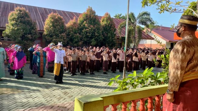 Murid Kelas 6 di SD Inpres Panaikang Makassar Panjat Tiang 10 Meter Demi Kibarkan Merah Putih