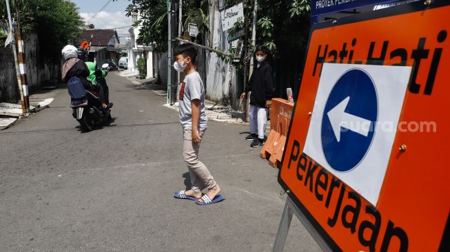 Kendaraan melintas saat diberlakukannya rekayasa lalu lintas di Jalan Otista 3, Jakarta Timur, Jumat (13/5/2022). [Suara.com/Alfian Winanto]