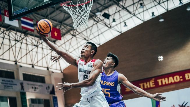 Timnas Basket 3x3 Putra Indonesia mengalahkan Filipina dalam babak penyisihan SEA Games 2021, Jumat (13/5/2022). [NOC Indonesia/Ariya Kurniawan]