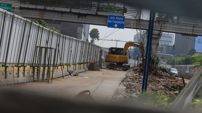 Alat berat digunakan di proyek revitalisasi Halte TransJakarta Sarinah, Jakarta Pusat, Jumat (13/5/2022). [Suara.com/Alfian Winanto]
