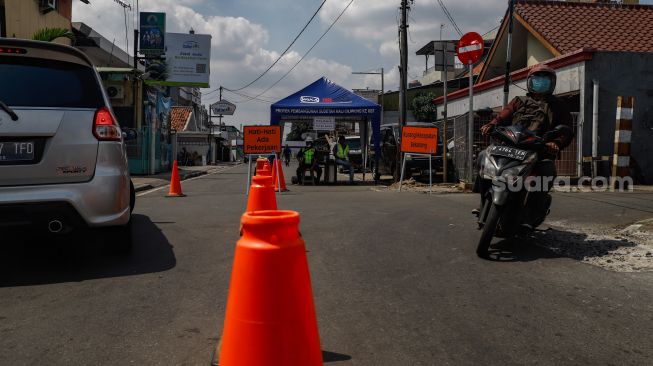 Kendaraan melintas saat diberlakukannya rekayasa lalu lintas di Jalan Otista 3, Jakarta Timur, Jumat (13/5/2022). [Suara.com/Alfian Winanto]