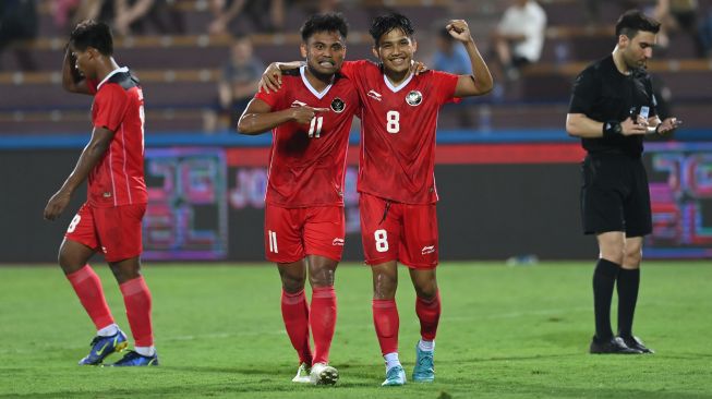 Pesepak bola Timnas Indonesia Witan Sulaeman (kedua kanan) dan Saddil Ramdani (kedua kiri) berselebrasi usai mencetak gol ke gawang Timnas Timor Leste dalam laga lanjutan Grup A Sepak Bola SEA Games 2021 Vietnam di Stadion Viet Tri, Phu Tho, Vietnam, Selasa (10/5/2022). ANTARA FOTO/Aditya Pradana Putra/rwa.