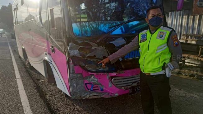 Bus Tabrak Motor Angkut Buruh Tani di Lamongan, Tujuh Orang Korban Terluka