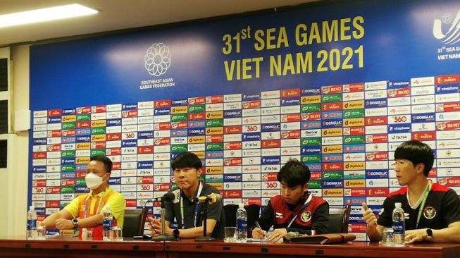 Pelatih Tim Nasional Indonesia Shin Tae-yong saat konferensi pers usai laga lanjutan SEA Games 2021 Vietnam. (ANTARA/Zuhdiar Laeis)