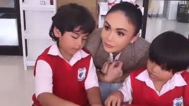 Yuni Shara bersama murid dari PAUD Cahaya Permata Abadi. [Instagram]