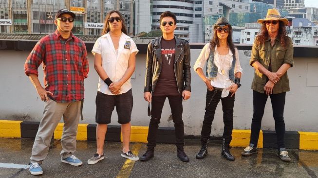 Band legendaris Malaysia, Search dengan vokalis barunya, Denden Gonjalez (tengah, jaket hitam). [dokumentasi pribadi]