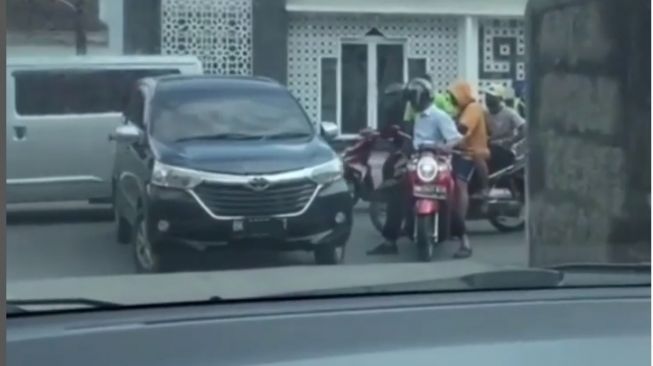 Heboh Toyota Avanza Jadi Tontonan Pemotor di Jalan, Roda Depan Jadi Biang Keladinya