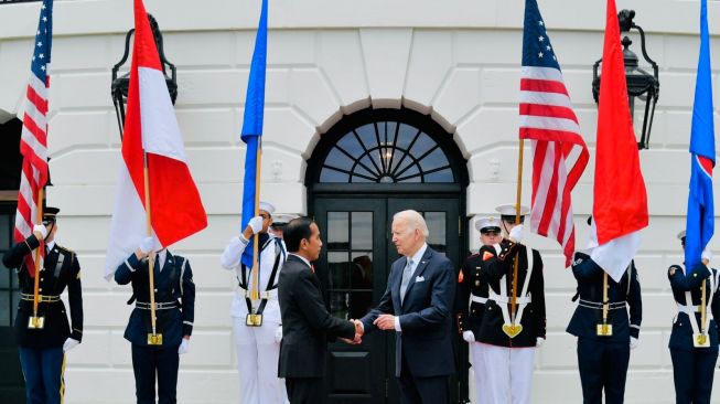 Presiden Joko Widodo atau Jokowi berfoto bersama dengan Presiden Amerika Serikat Joe Biden di Gedung Putih, Washington DC, Kamis (12/5/2022) waktu setempat. Foto: Muchlis Jr - Biro Pers Sekretariat Presiden