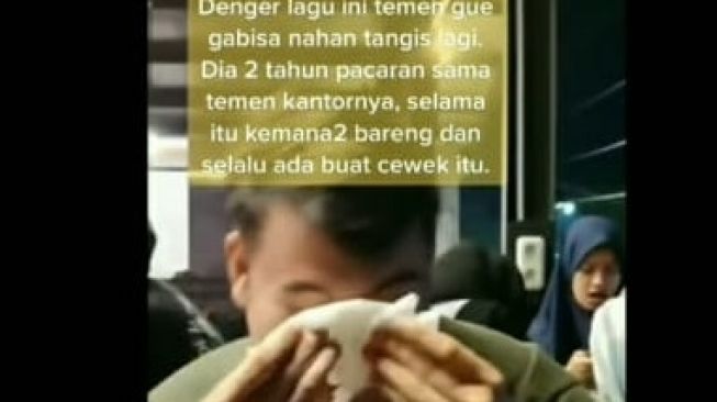 Pria yang terlihat menangis pada video gegara diputus pacar (Instagram/@tante_rempong_officia).