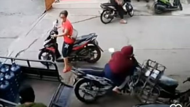Viral Video Dua Emak-emak Pemotor Nyaris 'Adu Banteng', Warganet Debat Siapa yang Salah