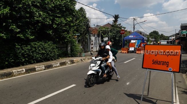 Kendaraan melintas saat diberlakukannya rekayasa lalu lintas di Jalan Otista 3, Jakarta Timur, Jumat (13/5/2022). [Suara.com/Alfian Winanto]