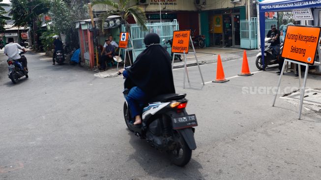 Kendaraan melintas saat diberlakukannya rekayasa lalu lintas di Jalan Otista 3, Jakarta Timur, Jumat (13/5/2022). [Suara.com/Alfian Winanto]