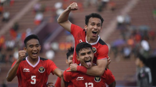 Indonesian national team footballer Muhammad Ridwan (bottom right) and his colleagues celebrate after scoring a goal against the Philippines in the continued match of Group A of the 2021 Vietnam SEA Games Football at Viet Tri Stadium, Phu Tho, Vietnam, Friday (13/5/2022) .  BETWEEN PHOTOS/Zabur Karuru