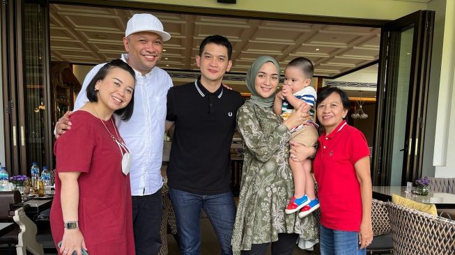 Liburan Citra Kirana dan Rezky Aditya di Singapura (Instagram/@thereal_rezkyadhitya)